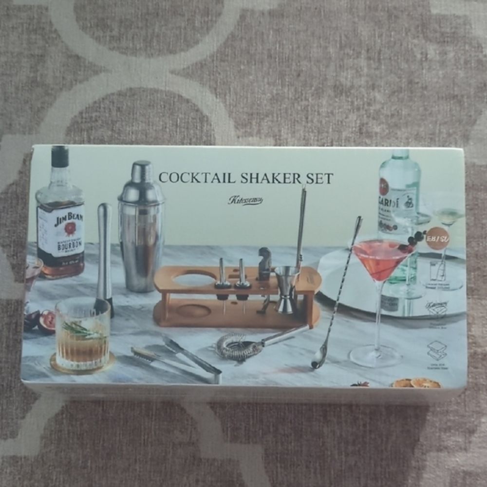 NWT Cocktail Shaker Set Never Used
